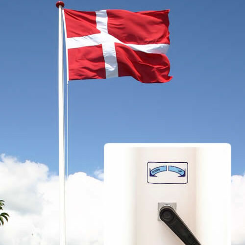 Flagstang med vippebeslag samt indvendig lineføring